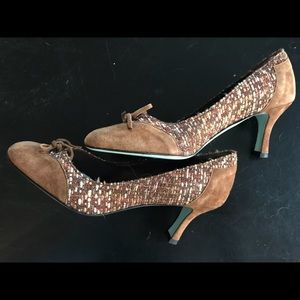 Brown decorative pumps